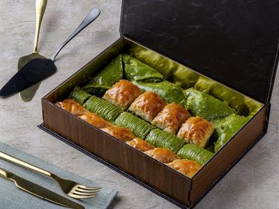 İşlemeli Ahşap Kutuda Karışık Baklava