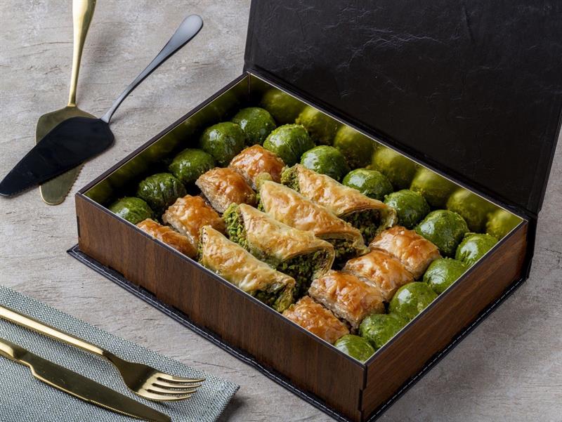 Deri Kaplamalı Ahşap Kutuda Baklava